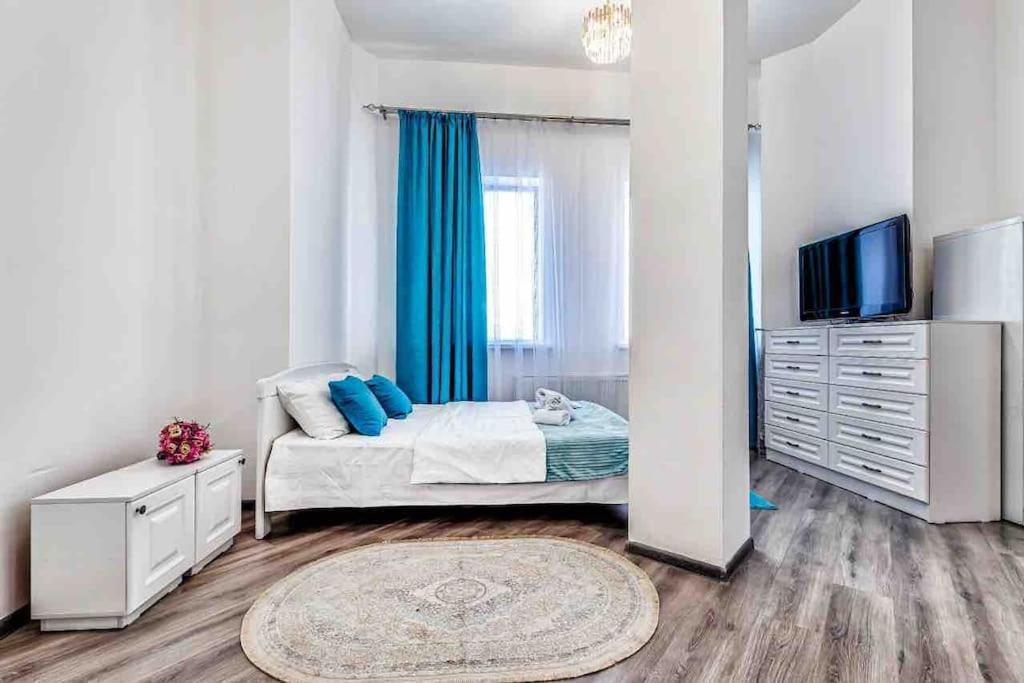 Уютная Квартира С Террасой В Сердце Столицы Apartment Taldykol Luaran gambar