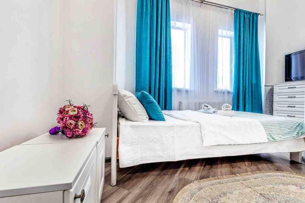 Уютная Квартира С Террасой В Сердце Столицы Apartment Taldykol Luaran gambar