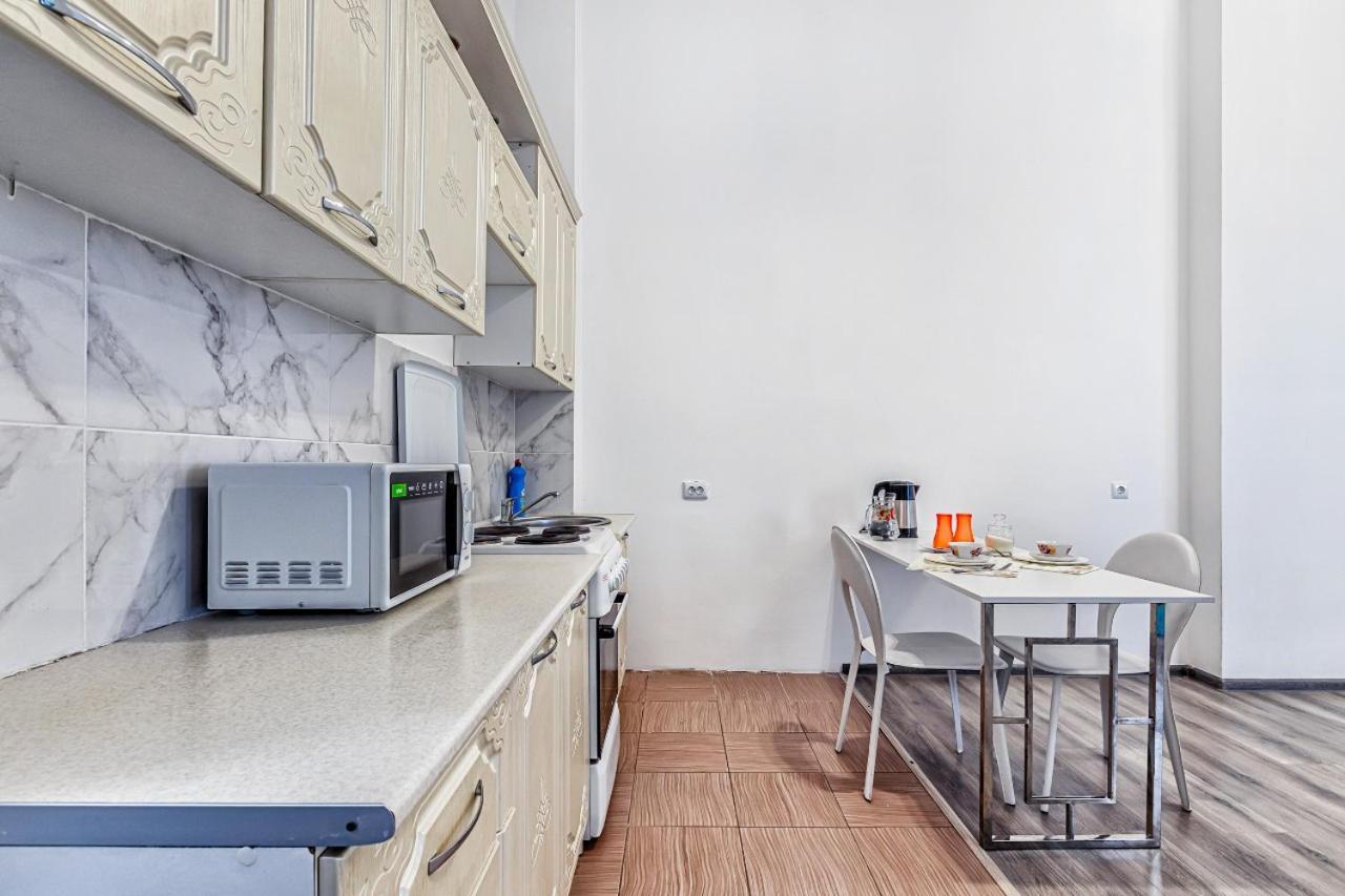 Уютная Квартира С Террасой В Сердце Столицы Apartment Taldykol Luaran gambar